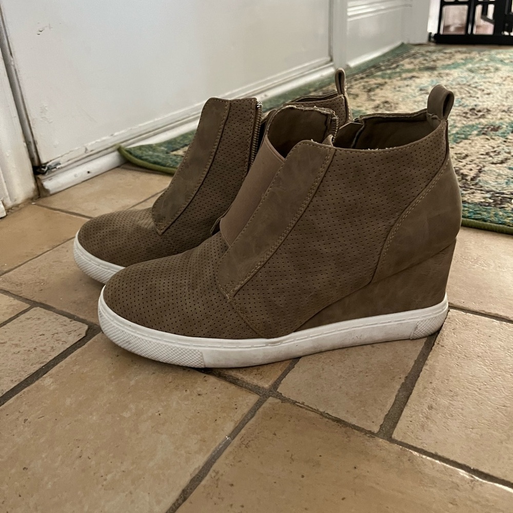 Tan wedge sneaker size 9.5